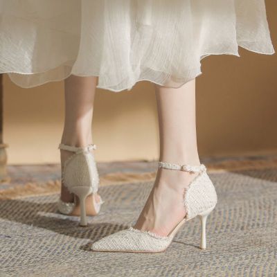 รองเท้าส้นสูงสีขาวแบบฝรั่งเศสสำหรับผู้หญิง 2023 ใหม่สไตล์น้ำหอมขนาดเล็กกลวงส้นเข็มอารมณ์ผู้หญิงรองเท้าแตะปิดหัวสายเดียว