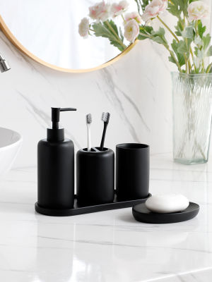 อุปกรณ์ห้องน้ำสีดำพร้อมที่ใส่แปรงสีฟันแปรงสีฟันถ้วยแก้วตู้ทำสบู่จานสบู่และถาด