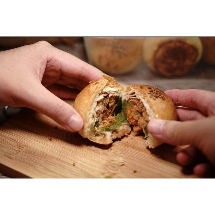 Ipoh Famous Pastry 爱乡咸蛋莲蓉酥/ 鸡丝莲蓉酥/咸蛋鸡丝酥 Pandan Salted Egg / Chicken