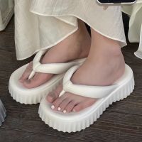 【July】 Thick-soled flip-flops womens summer feeling of stepping on shit increases wearing non-slip sandals and slippers new ins tide going out to the beach