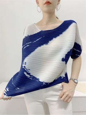 Issey Miyake 2023 เสื้อจีบผู้หญิงเสื้อยืดแขนสั้นพิมพ์ลายสินค้าใหม่ฤดูร้อนดูผอมออกแบบให้คนส่วนน้อยเสื้อจีบ