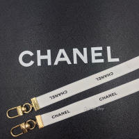 ?สายคล้องหน้ากาก สายคล้องแมสชาแนล Chanel Ribbon MASK STRAPS ริบบิ้นแบรนด์เนมแท้? สีขาวพิมพ์อักษรดำ