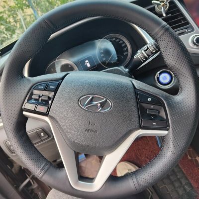 ฝาครอบพวงมาลัยรถยนต์หนังไมโครไฟเบอร์สีดำเย็บด้วยมือสำหรับภายในอุปกรณ์เสริมรถยนต์ Hyundai Tucson 2015 2016