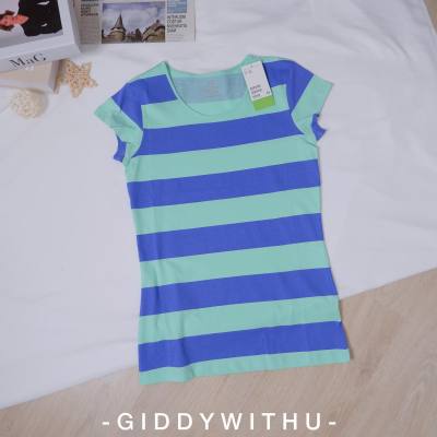 เสื้อยืด ลายทาง ผ้าไม่ยืดมาก มีติดตู้ไว้ใส่สบายๆ อยู่บ้านได้เลยค่า  **giddywithu