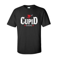 เสื้อยืดลายกราฟฟิก Cupid Is Stupid สําหรับผู้ใหญ่ T9H4