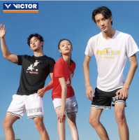 VICTOR 2023เสื้อแบดมินตัน YY ฉบับใหม่สำหรับฤดูร้อนแห้งเร็วสำหรับทั้งหญิงและชายเสื้อกีฬาดูดซับเหงื่อเจอร์ซีแข่งขันพิมพ์ลายเฉพาะตัวเสื้อวัฒนธรรม