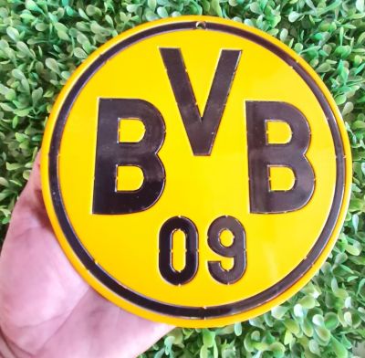 โลโก้ ดอร์ทมุนด์ Borussia Dortmund ขนาดสเกล 18 * 18 เซนติเมตรน้ำหนัก 0.4 กิโลกรัม เหล็กตัดเลเซอร์แบบแขวนติดผนังสวยงามคงทนไม่งอกไม่ร่อนไม่เป็นสนิมติดตั้งง่ายติดตั้งได้ทุกที่ทั้งภายนอกภายในอาคารบ้านเรือน คนแดดทนฝน