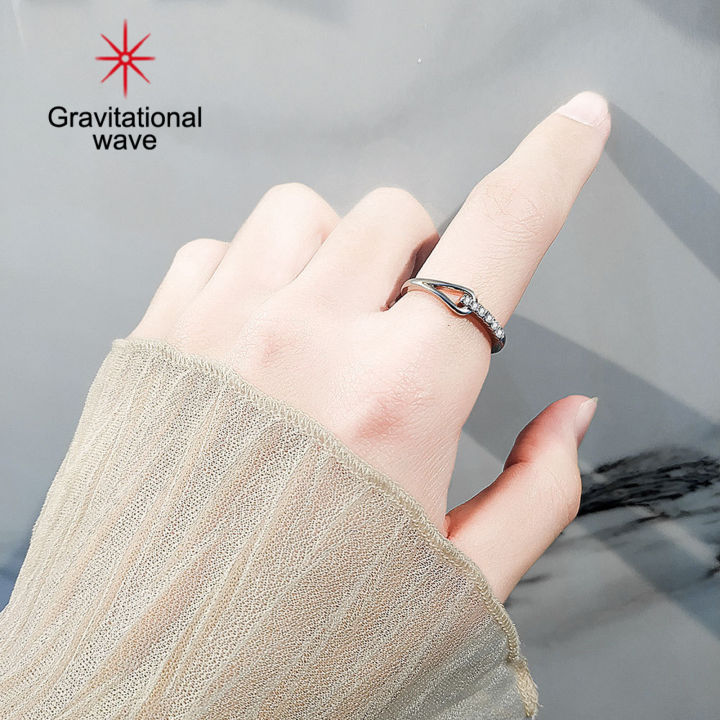 แหวนคลื่นความโน้มถ่วงสำหรับผู้หญิงพลอยเทียมเปิดตามอารมณ์ที่ตัดกันแหวนใส่นิ้วเครื่องประดับแฟชั่น