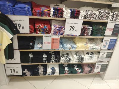 Uniqlo เสื้อยืดแขนสั้นพิมพ์ลายโดราเอมอนสำหรับชายและหญิงแฟชั่นใหม่อเนกประสงค์สไตล์ญี่ปุ่นและเกาหลีใต้