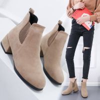 Naza Trend Store【Free Shipping ส่งฟรี】 Sepatu BOOT Pendek รองเท้าส้นหนาของผู้หญิง2023ฤดูใบไม้ร่วงรองเท้าบูท Martin ใหม่ของผู้หญิงส้นสูงระดับกลางส้นสั้นรองเท้าผู้หญิงฉบับภาษาเกาหลีรองเท้าผู้หญิงอเนกประสงค์