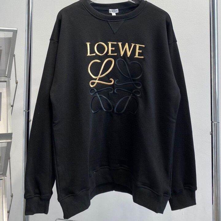 loewe-luo-yiwi-เสื้อกันหนาวคู่2023ฤดูใบไม้ผลิและฤดูใบไม้ร่วงโลโก้คู่ขนาดใหญ่คลาสสิกใหม่ปักเสื้อแขนยาวคอกลมสีดำทองหลวม