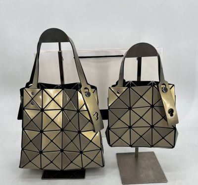 (รูปแบบล่าสุดในเดือนกันยายน)Issey Miyake /BAOBAO CAR series diamond box bag ladies tote bag