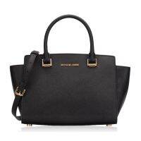 Michael Kors แท้ หนังฟอกแบบกันรอยขีดข่วน ทรงคลาสสิค สวยหรู มีหลายสี Michael Kors Saffiano Leather Medium Selma Top Zip Satchel 35h8glms2l