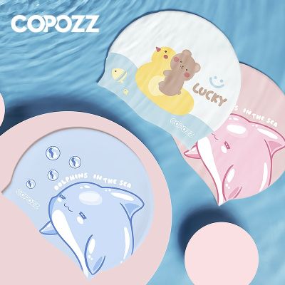 COPOZZ หมวกว่ายน้ำสำหรับเด็กหมวกว่ายน้ำซิลิโคนยืดหยุ่นกันน้ำหมวกป้องกันหูสำหรับเด็กผู้ชายเด็กผู้หญิง