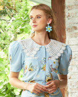 Wila-Sunflower Blouse เสื้อเชิ้ตคอกลมทรงตรง แขนตุ๊กตาพอง ปกคอลูกไม้ขาวเข้ากับลาย แถวกระดุมมุกผ่าหน้า มี2 กระเป๋าเล็กที่อก ผ้าพริ้วบาง ทิ้งตัวดี สัมผัสเก๋ มี texture พิมพ์ลายในโทนสีฟ้า ในธีม Deer Darling สดใส