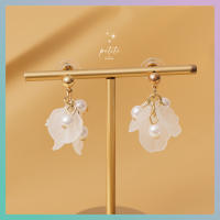 [petite by PRAKYRE] Sakura Dangle Earrings - ต่างหูห้อยดอกไม้ประดับด้วยมุกและเพชรแบบสาวหวาน