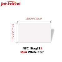 สี่เหลี่ยมผืนผ้า30ชิ้นบัตรสีขาว Ntag215 NFC ขนาดเล็ก13.56MHz 14443A ISO NTAG 215 RFID Tag ใช้กันอย่างแพร่หลายสำหรับอุปกรณ์เปิดใช้เอ็นเอฟซีเครื่องอ่านการ์ด