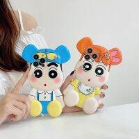 {Doudou Plush} Crayon Shin-Chan ตุ๊กตาดอกทานตะวันโทรศัพท์มือถือเปลือกหอยมุกทแยงมุม Apple 13โทรศัพท์มือถือเคสป้องกัน Iphone12ของขวัญวันหยุด