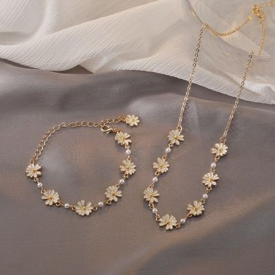 Fashion Sweet Daisy Flower Bracelets Personality Minimalist Flowers Pearl Bracelet Wireless Earbuds Accessories