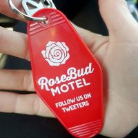 [HOT HUIQKKJKUIO 556] Schitts Creek ROSEBUD KeyTags โรงแรม Keyring Key Chain Motel Key Ring แท็กหัวเข็มขัดจี้ Keytag พวงกุญแจเครื่องประดับอุปกรณ์เสริม