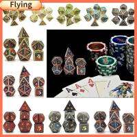 FLYING 7Pcs/set 7-Die ลูกเต๋าโลหะ DND เกมตาราง D4 D6 D8 D10 D12 D20 ลูกเต๋าหลายด้าน ทนทานต่อการใช้งาน รูปแบบขนาดมังกร ลูกเต๋าเกม TRPG DND