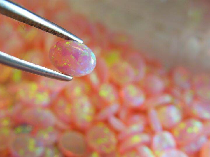 พลอยโอปอล-lab-made-pink-fire-stripe-opal-oval-shape-หลังเบี้ย-0-28-กะรัต-6x4-มม-mm-1-เม็ด-cabochan-good-polish