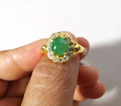 แหวนหยกพม่าแท้  ชนิดหยกเจไดต์ Jadeite เนื้อสวยใส ตัวเรือนทองไมครอน ฟรีนิเกิล ทนและปลอดภัยต่อผิว มาตรฐานส่งออก ไซส์ 53