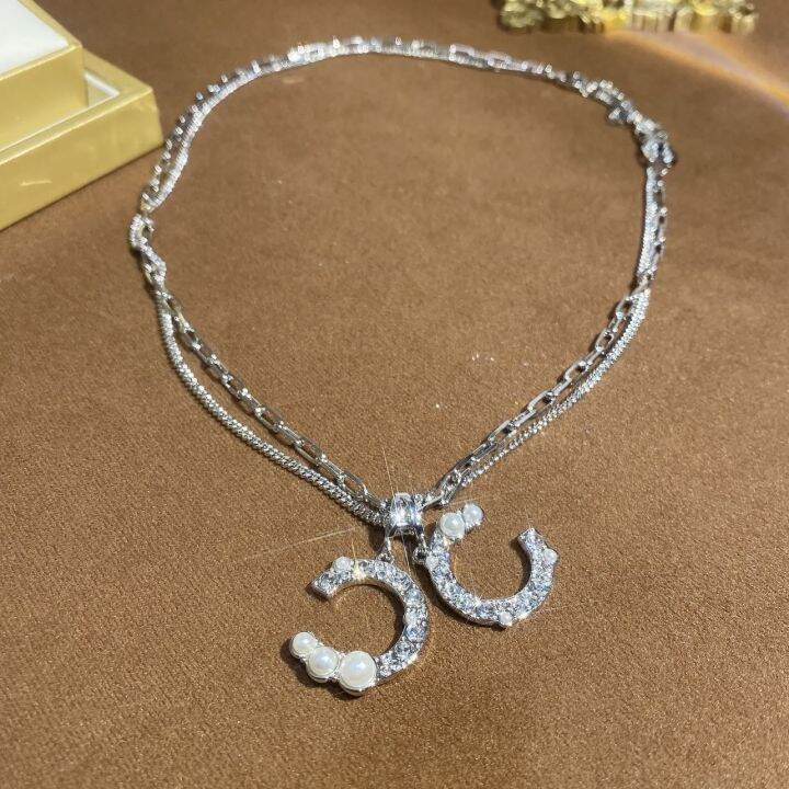 แฟชั่นน้ำหนักเบาหรูหราสร้อยคอมุกคู่-c-อารมณ์2023-choker-ถัก-rhinediamond-ลมมีกลิ่นหอมเล็กๆหญิงสร้อยคล้องคอตุ้มห้อยสร้อยคอผู้หญิง