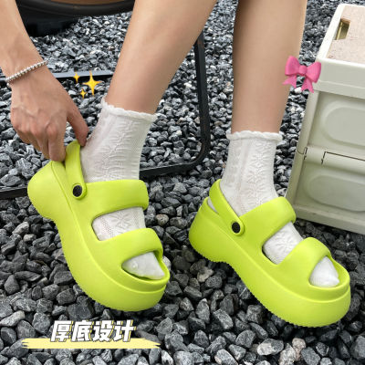 รองเท้าแตะผู้หญิงชุดฤดูร้อนด้านล่างหนาเหยียบความรู้สึก 2023 ใหม่สูงลื่นรองเท้าเท้า HZFWS2579