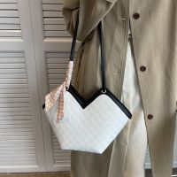 Heart-Shaped Temperament Female Bag Classy All-Match Tote Retro Checked Portable Large Fashion Outdoor Leisure Commuter Shoulder Capacity Side Back 【AUG】