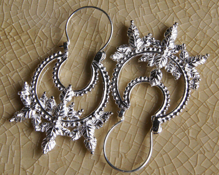 thai-design-earrings-flower-sterling-white-silver-925-ลวดลายไทย-น่ารักทำจากมึอลวดลายไทยตำหูเงินสเตอรลิงซิลเวอร-ขาว-สวยของฝากที่มีคุณค่างาม