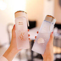 【CW】Moon Fantasy ขวดน้ำแบบพกพาถ้วยพลาสติก Ins นักเรียน Leakproof ขวดแฟชั่น400Ml RR2104