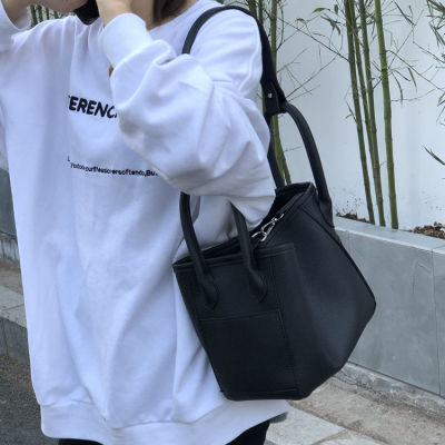 2022Korean Spring and Summer New Niche Bucket Bag Milky White Korean Bag Shoulder Bag Portable Vegetable Basket