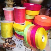 ริบบิ้น สีแสด ผ้าซาติน ริบบิ้น satin ribbon for diy มีหลายสี หลายขนาดให้เลือก แบ่งตัดความยาวจากม้วนความยาว 450 cm ริบบิ้นสำหรับวันพิเศษ