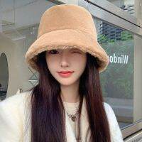 หมวกฤดูหนาวที่อบอุ่นละมุน Topi Bucket ผ้าขนเทียมสำหรับผู้หญิงหมวกแก๊ปด้านบนแบนสีทึบของขวัญ