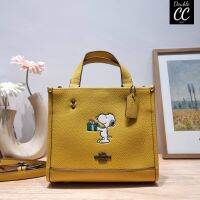 (แท้ ?%‼ from Factory) ? Model CE918 x PEANUTS DEMPSEY TOTE 22 WITH SNOOPY PRESENT MOTIF