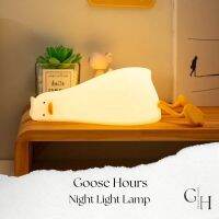 Goose Hours โคมไฟตั้งโต๊ะ หัวเตียง อ่านหนังสือ ไฟสีเหลืองวอร์มไวท์ ปรับระดับไฟได้ 3 ระดับ โดยการตบตูดน้องเป็ด ไร้สาย หรือ เสียบสายใช้งาน