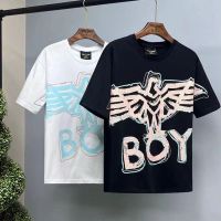 เสื้อยืดแขนสั้น Boy London นกอินทรีสีบรอนซ์ของแท้สำหรับฤดูร้อนชายและหญิงมีปีกพิมพ์ลายลำลองขนาดใหญ่คู่ครึ่งแขนทรงหลวมอินเทรนด์2023