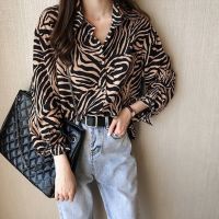 (พร้อมส่ง) ??? Tiger Shirt เสื้อเชิ้ตลายเสือ เนื้อผ้าดี ทรงสวย ฮิตสุดควรมีติดตู้ ผ้าไหมอิตาลีลายเสือ  อก 32-38 ยาว 27" แขนยาว25 วงแขน18"