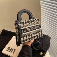 [COD] This years popular bag female 2023 spring new western style casual Messenger portable square