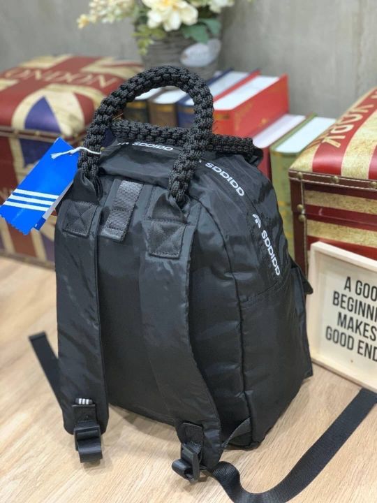 กระเป๋าสะพาย-adidas-classic-shoulder-bag-amp-backpack-วัสดุnylon-น้ำหนักเบา-เพิ่มความแข็งแรงด้วยหูถักทั้งเส้น-ด้านในโลโก้สกรีนบนลงตัวผ้