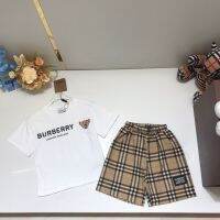 Burberry∮ ชุดแขนสั้นเด็กฤดูร้อนใหม่อารมณ์ระดับไฮเอนด์ผู้ชายและผู้หญิงขนาดกลางและขนาดใหญ่เด็กชุดสองชิ้นแฟชั่นสไตล์ตะวันตก