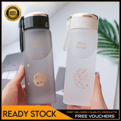 【ซื้อหนึ่งแถมหนึ่งฟรี】400Ml ดวงจันทร์แฟนตาซีขวดน้ำถ้วยพลาสติกแบบพกพา Ins นักเรียนขวดรั่วซึมแฟชั่นที่เรียบง่าย