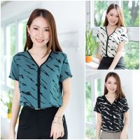 Narinari : NT2270 Graphic Print Button V-Neck Blouse เสื้อทำงานคอวี สวยสุภาพ