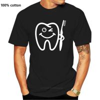 ROUND คอลูกเรือเสื้อยืด ลาย Dentist Happy Teeth ระบายอากาศ ของขวัญทันตแพทย์ สําหรับผู้ชาย-4XL  MHYL