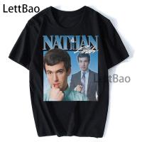 Availableเสื้อยืดลําลองแขนสั้นคอกลมพิมพ์ลาย Nathan Fielder สําหรับผู้ชาย  U4KN