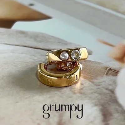 grumpy, Topaz &amp; Pearl bold hoop (ราคาต่อคู่/cost per pairs)