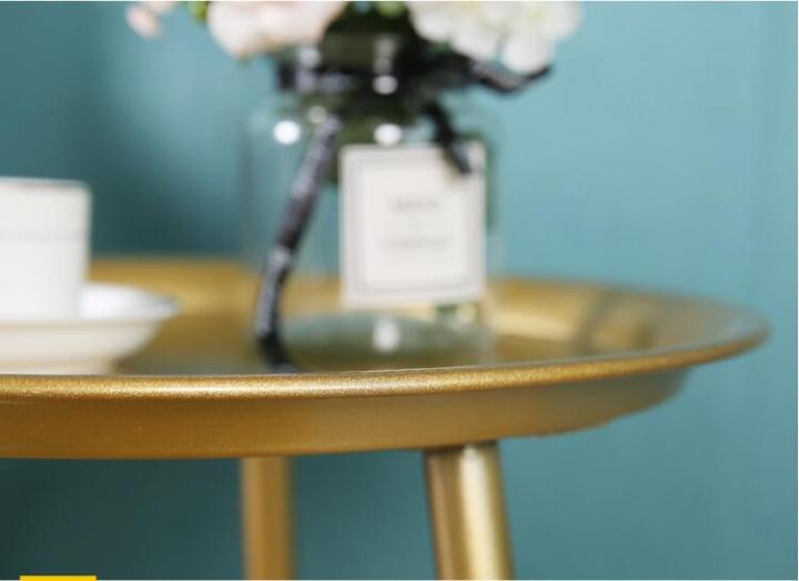 โต๊ะกาแฟ-โต๊ะกาแฟโต๊ะกลม-รูปแบบทันสมัย-โต๊ะทองทรงกลมแต่งบ้านวางแจกันมุมบ้าน