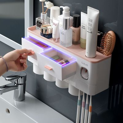 【jw】♘▼✐ Conjunto De Suporte Escova Dentes Adsorção Magnética Dispensador Automático Creme com Copo Wall Mount Storage Rack Acessórios Do Banheiro