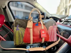 Bolsos clásicos con adhesivos en color! La nueva colección cápsula  veraniega 2018 de Louis Vuitton - Mega Ricos